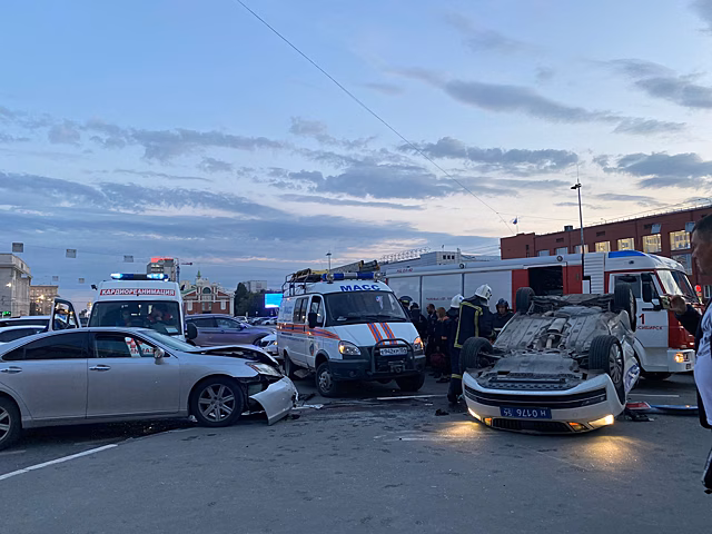 ​​​​​​​В центре Новосибирска автомобиль ДПС перевернулся на крышу в результате ДТП