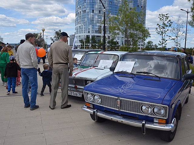 Фиолетово-зеленый грузовик и аниме-купе: стайл-машины на Дне города в Ижевске