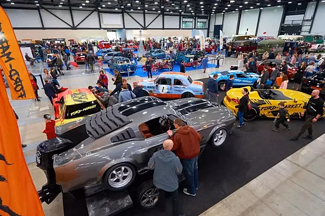 Императорские раритеты и Ferrari GBТ: в Петербурге открывается главная ретро-выставка страны — 300 уникальных автомобилей, которые можно потрогать