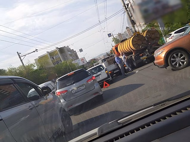 В центре Читы парализовано автомобильное движение из-за тройного ДТП