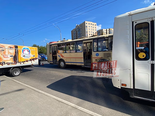 Две маршрутки столкнулись на одном из кемеровских проспектов
