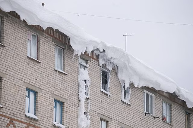 В Екатеринбурге тающий с крыши снег затопил подъезд девятиэтажки