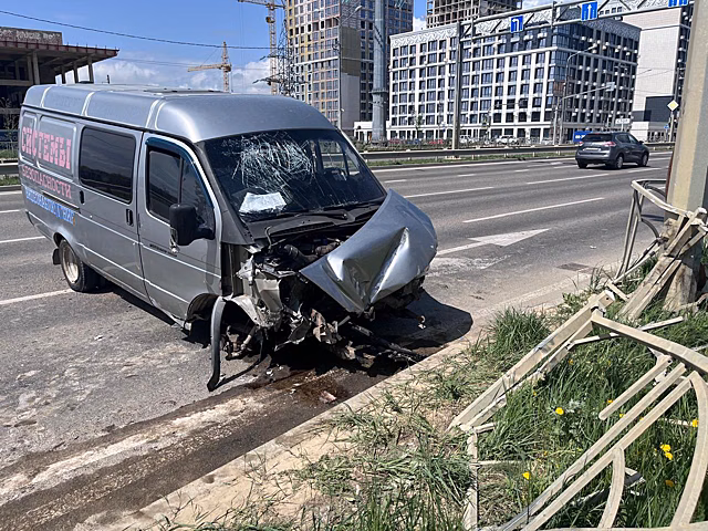 В Ставрополе водитель грузопассажирской ГАЗели не справился с управлением и совершил наезд на дорожное ограждение