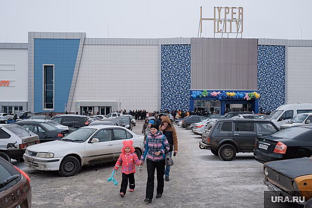 В Кургане запретили стоянку машин возле «ГиперСити» на один день