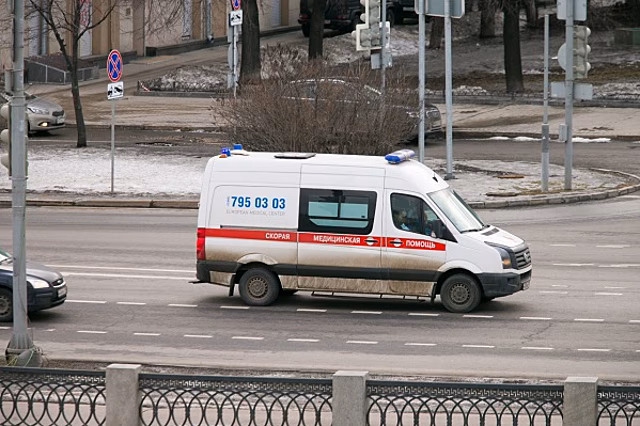 В Тобольске погибли двое, врезавшись в остановку и столб