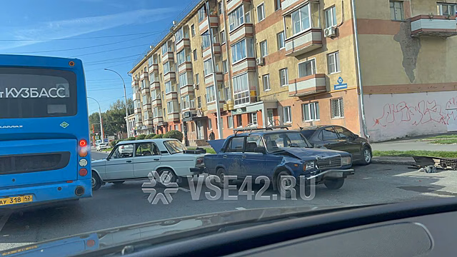 Двое "Жигулей" странно столкнулись на загруженной кемеровской улице
