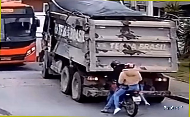 Мотоциклист вернулся домой пешком после наезда грузовика