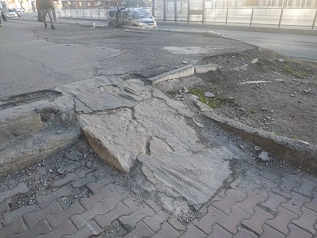 Пандус и ступеньки на Цвиллинга превратились в бетонное крошево и раздражают пешеходов