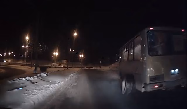 «Полуось вышла»: у маршрутки в Нижнем Новгороде на ходу отошло колесо