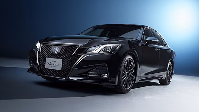 Седан Toyota Crown получил новую стильную версию