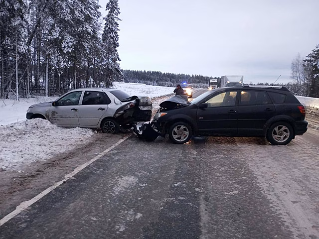 50-летняя женщина пострадала в ходе осмотра автомобиля на трассе