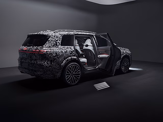 Audi раскрыла интерьер флагманского SUV Q9