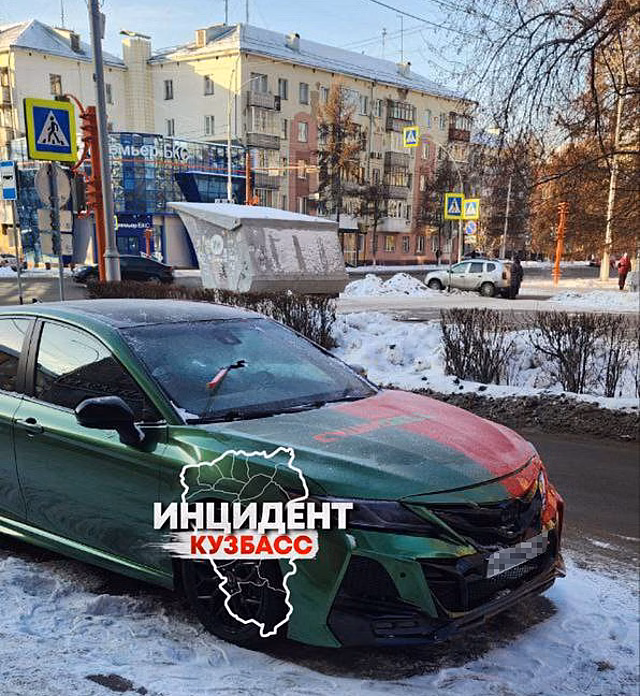 Неизвестный проломил монтировкой окно призовой иномарки в Кемерове