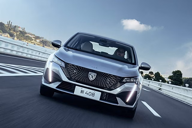 У дилеров РФ появились седаны Peugeot 408 этого года выпуска