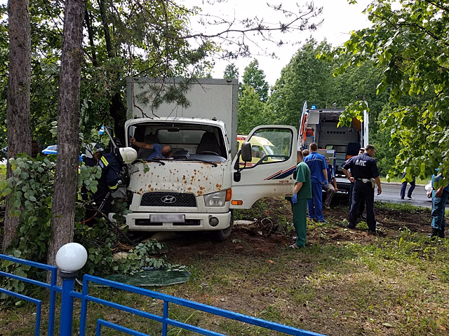 Врезавшийся в дерево автомобиль в Ижевске, гибель российского шоумена в Колумбии и новый альбом Пола Маккартни: что произошло минувшей ночью