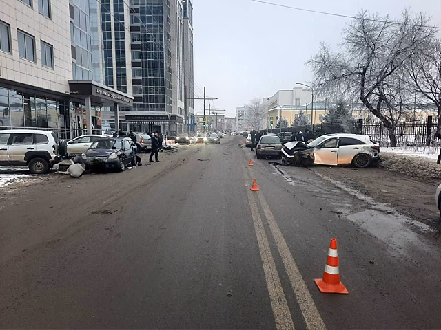 В Оренбурге на улице Краснознаменной произошло массовое ДТП