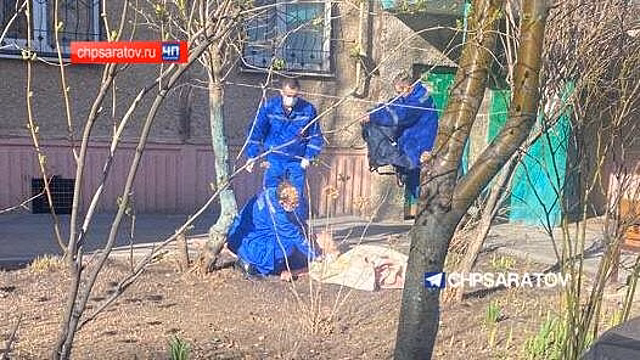 В Энгельсе мужчина насмерть разбился при падении с четвертого этажа