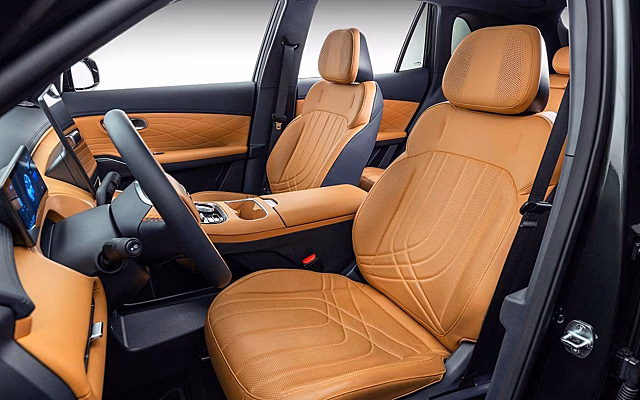 Популярный кроссовер Geely получит полный привод в России: известна цена