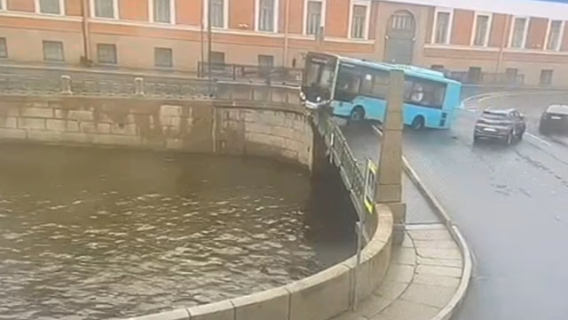 Число погибших при падении автобуса в реку в Петербурге выросло до семи