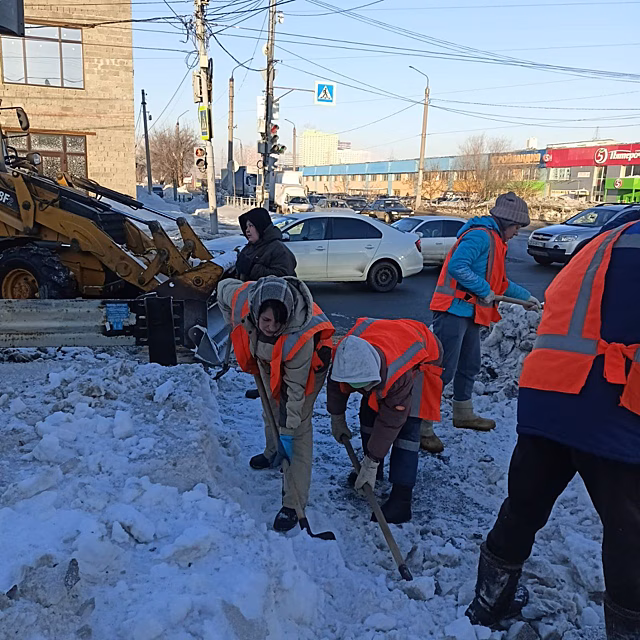 В Оренбурге за сутки вывезли больше 15 тысяч кубометров снега