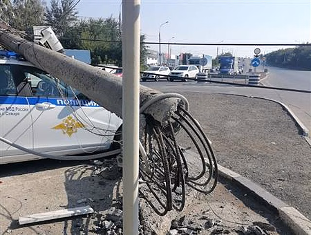 В Самаре столб раздавил автомобиль ГИБДД