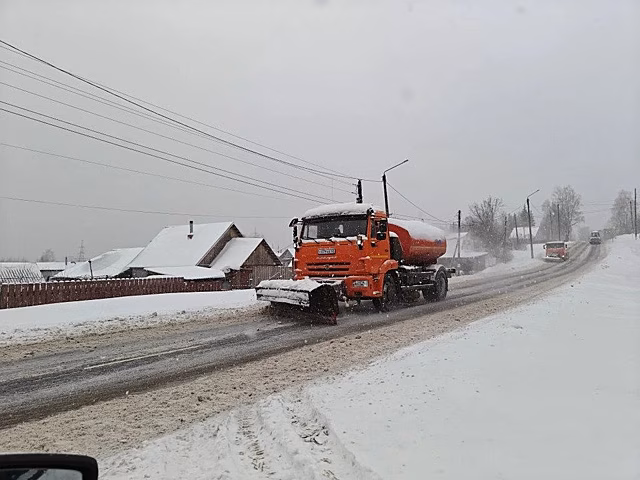 Подрядчики вывели всю снегоуборочную технику на борьбу с непогодой