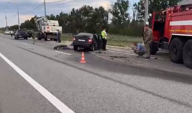 В Волгоградской области «Лада Приора» врезалась в экскаватор