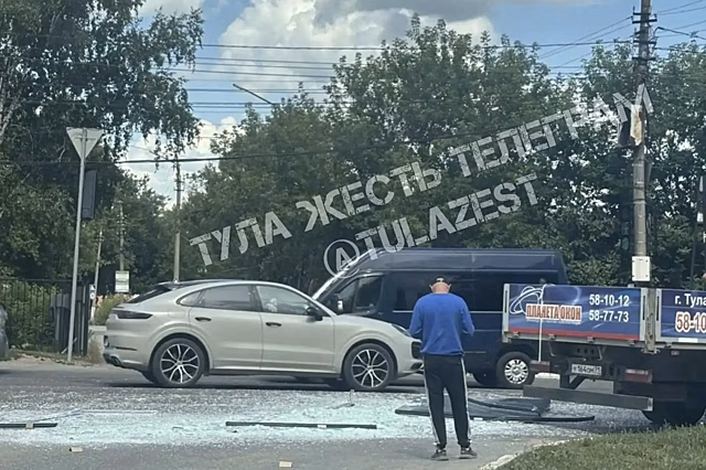 В Туле из Газели выпали стёкла, затруднив движение