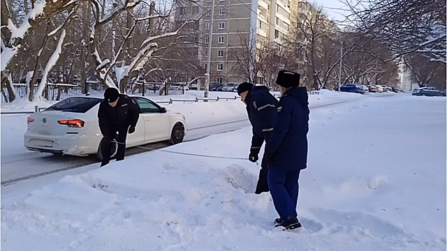 Сотрудники ГИБДД и прокуратуры измерили сугробы в Екатеринбурге