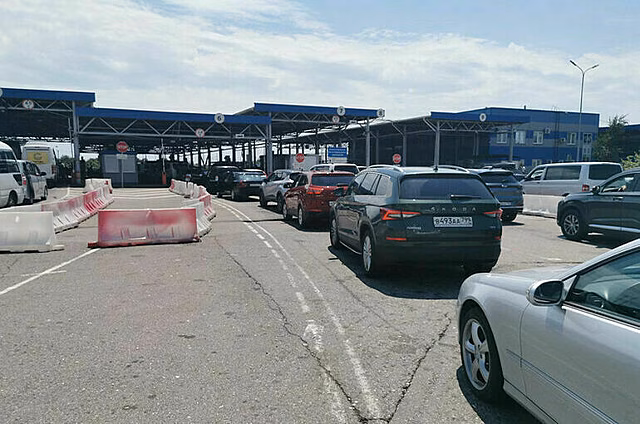 На границе с Грузией скопилось более тысячи автомобилей