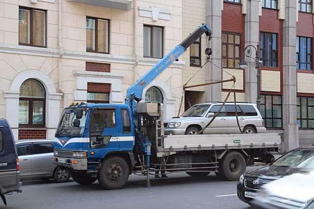 В одном из районов Владивостока началась массовая эвакуация автомобилей