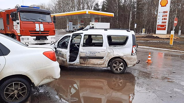 Водители снегоходов не поделили дорогу в селе на Ямале