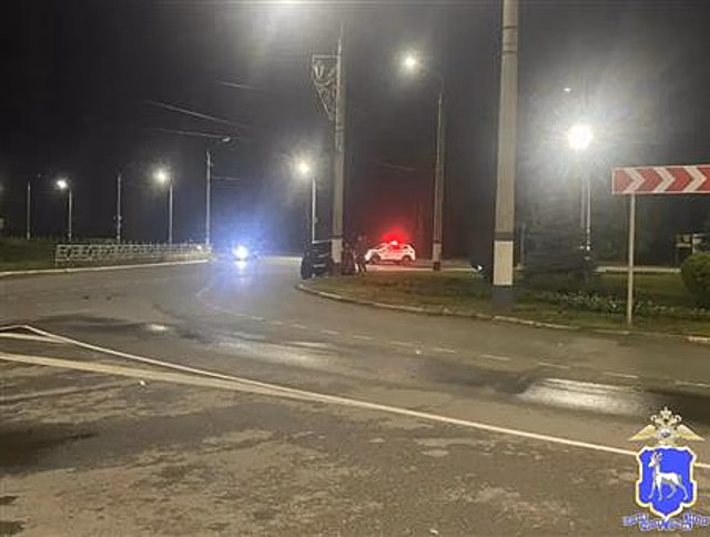 В Сызрани женщина на BMW врезалась в столб