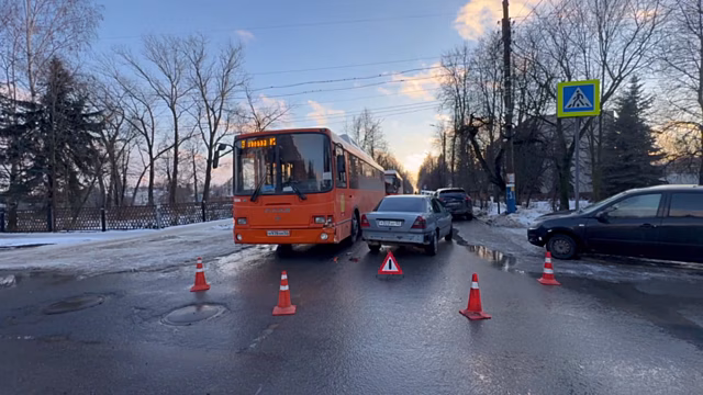 Женщина пострадала при столкновении автобуса с автомобилем в Арзамасе