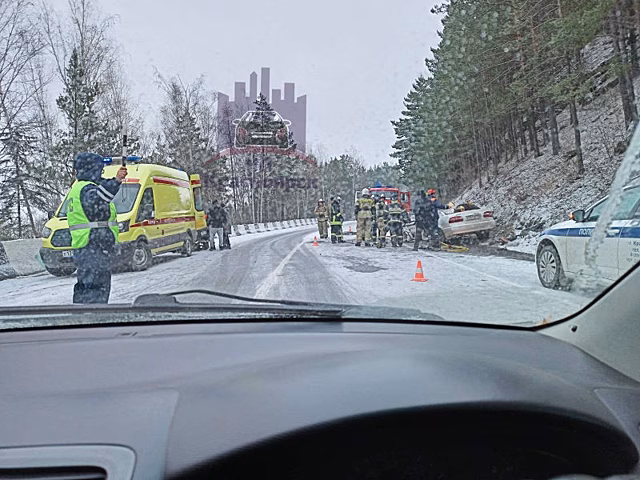 На выезде из Красноярска в ДТП пострадали четыре человека