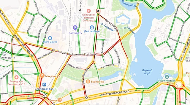В Калининграде улица Горького встала в километровой пробке из-за ДТП на пересечении с Азовской  