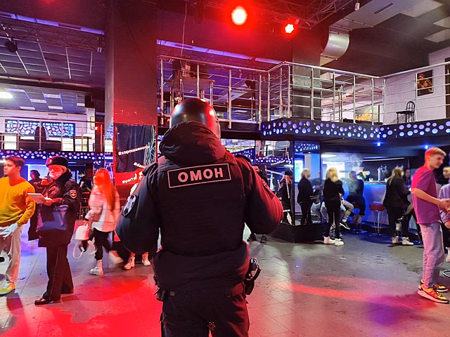 В одном из клубов Оренбурга незаконно находились 12 подростков