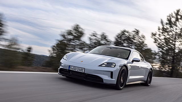 Обновленный Porsche Taycan: больше запаса хода и круиз-контроль