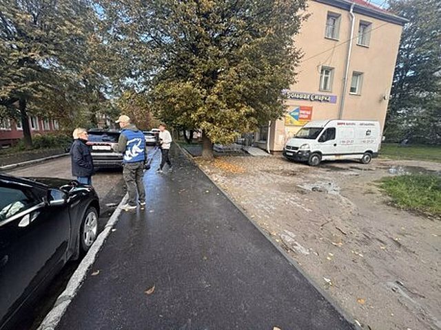 Дети лавировали между машин: Дятлова прекратила хаотичную парковку в Московском районе