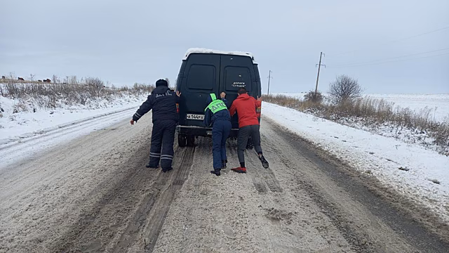 Автоинспекторы Карачаево-Черкесии помогли водителю, застрявшему на дорожном подъёме