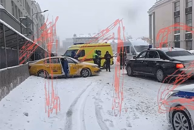 Авария с такси и автомобилем Aurus в центре Москвы попала на видео