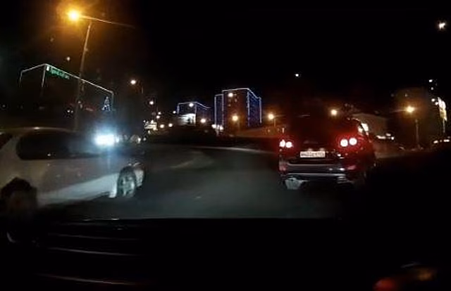 «Когда ж до вас дойдет, что с крайнего левого ряда нельзя сворачивать направо»