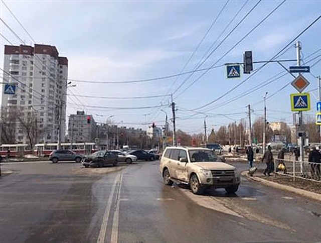 В Самаре по вине выехавшего на "красный" водителя Mitsubishi пострадала женщина