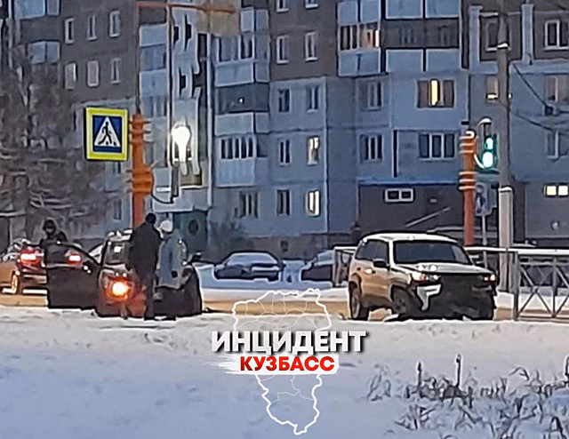 Лихач на "российской иномарке" устроил ДТП на кемеровском проспекте