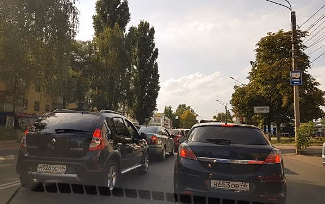 В Курске на Кировском мосту изменили дорожную разметку