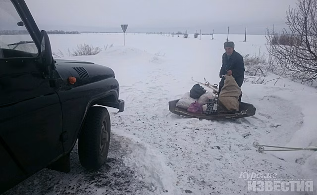 В курских сёлах из-за бездорожья пенсионеры ездят за едой на лыжах