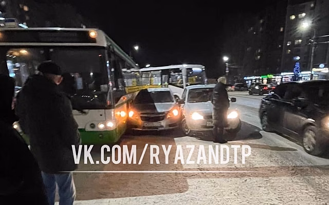 На улице Новосёлов в Рязани автобус попал в ДТП
