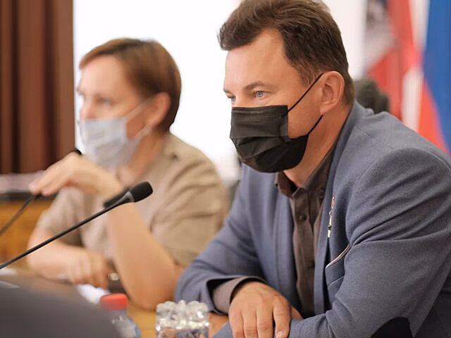 Романенко обсудил проблему стоянок грузового транспорта на юго-западе Москвы