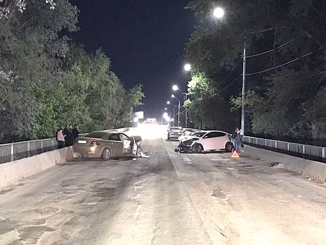В Оренбурге на мосту столкнулись три иномарки, есть пострадавшие