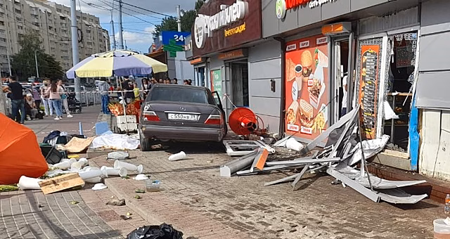 «Мерседес» перед выездом на тротуар на улице 9 Апреля задел «Ладу»